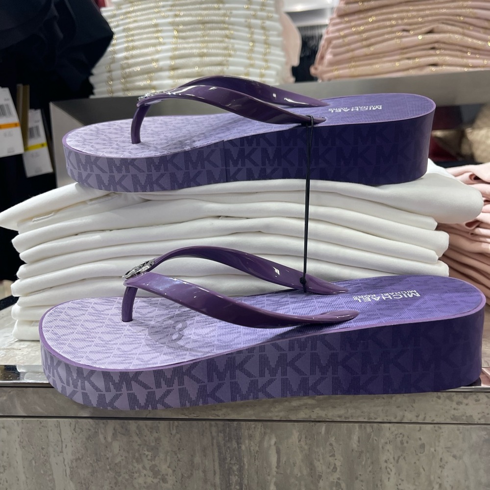 Michael Kors BEDFORD FLIP FLOP
PVC/OMBRE MK SIG
49R6BDFA1Q
Dark Purple 
Platform - Picture 9 of 16